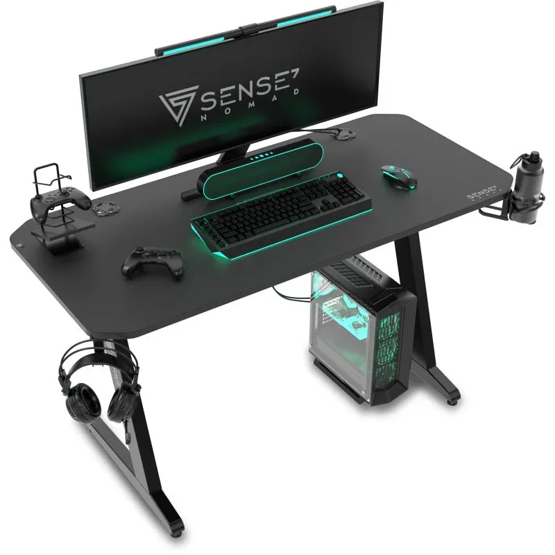 Sense7 Nomad Classic Mesa Gaming 120cm em Aço e MDF, com Tapete 2mm e Suportes para Headset e Bebidas